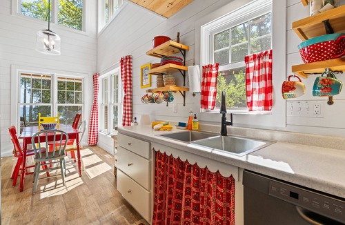 Sturgeon Bay Cottage | Cheerful Accessible Cottage on Lake Michigan in Door County
