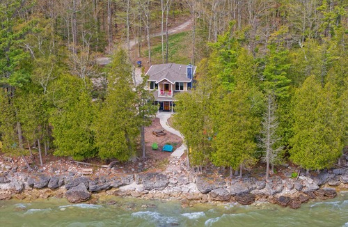 Sturgeon Bay Cottage | Cheerful Accessible Cottage on Lake Michigan in Door County
