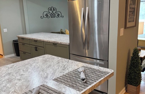 South Bend House | Cherry Tree Vacation Home, 4 BR 2 BA 2500 sq ft, safe neighborhood .9 mi to ND!