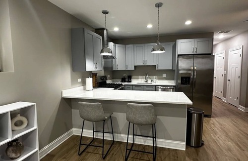 Grand Boulevard Apartment | Chic 2-bedroom apartment in phenomenal Chicago with AC, WiFi