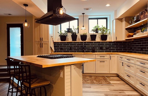 Mid-North District Apartment | Chic 2-bedroom apartment in welcoming Lincoln Park area of Chicago with AC, WiFi