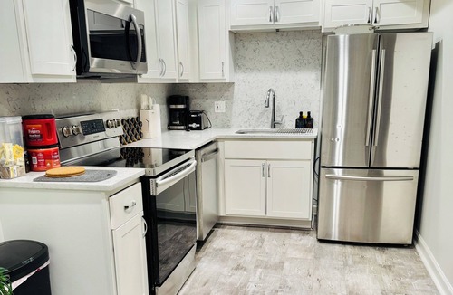 Old Town Triangle Apartment | Chic 2-bedroom apartment in amazing Chicago with AC