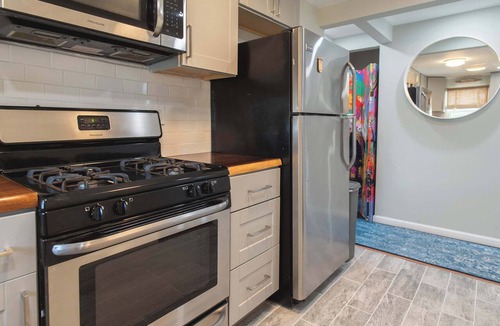 Lake Geneva Apartment | Chic Downtown Lake Geneva Apartment - Sleeps 2!