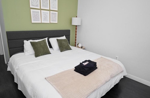 Westown Apartment | Chic Westown 3BR with Balcony - 5 min to Public Market