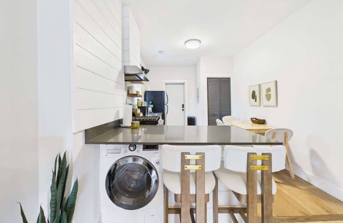 West Town Apartment | Chicago Boutique Hideaway Private Deck Fire Pit