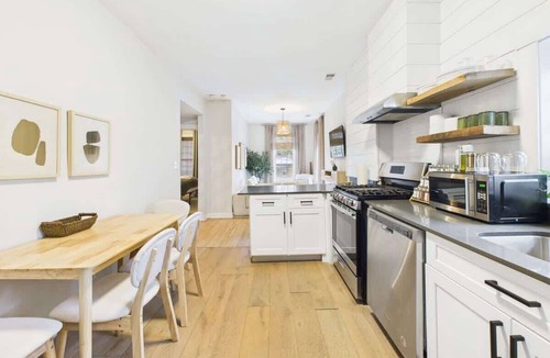 West Town Apartment | Chicago Boutique Hideaway Private Deck Fire Pit