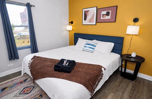 Pulaski Park Apartment | Chicago Stay 3 King Beds Near Wicker Park
