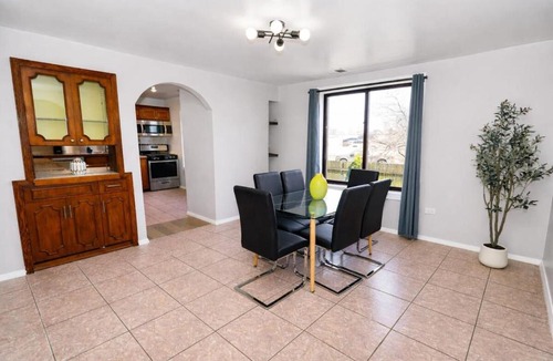 Pulaski Park Apartment | Chicago Stay 3 King Beds Near Wicker Park
