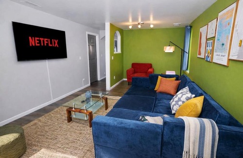Pulaski Park Apartment | Chicago Stay 3 King Beds Near Wicker Park