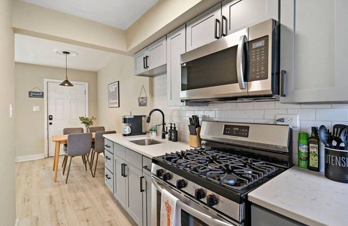 Forestview Condo | City Vibes 2BR | 20 min to DT, 15 min to Midway!