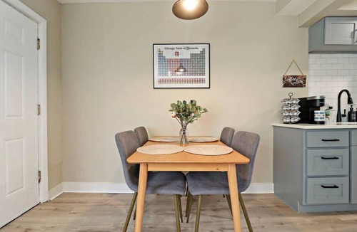 Forestview Condo | City Vibes 2BR | 20 min to DT, 15 min to Midway!