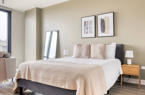 River West Apartment | Classic River West Studio w/ Gym, BBQ & Roof, nr Blue Line, by Blueground