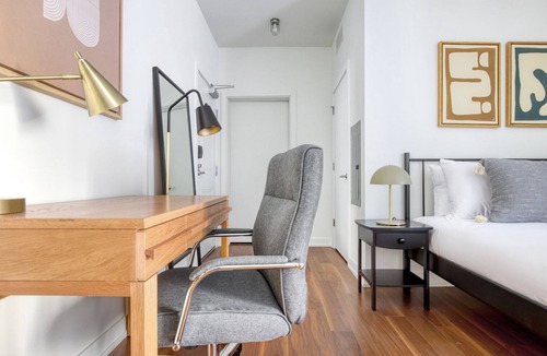 Uptown Apartment | Classic Uptown Studio w/ Roof & W/D, near Red Line, by Blueground