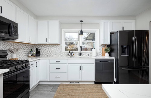 Plymouth House | Clean & Cozy 4BR Retreat, Hot Tub, 1 Mile to DTP