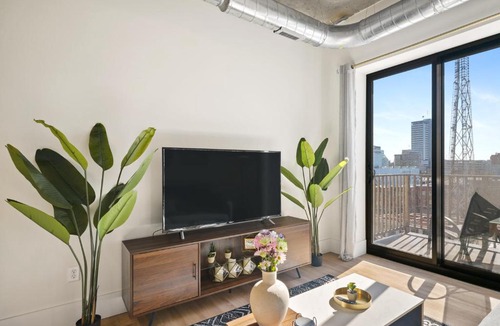 Northeast South Bend Apartment | Clover Luxury High-Rise DownTown South Bend
