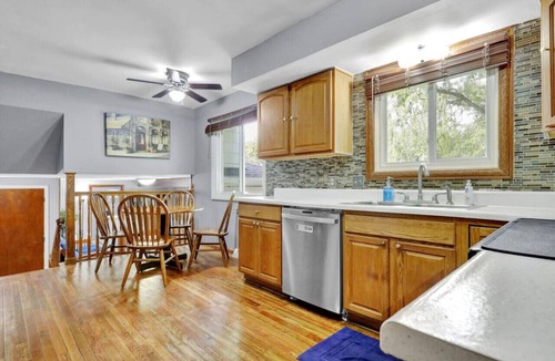 Lansing House | Comfort and Space near MSU