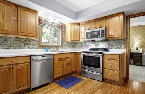 Lansing House | Comfort and Space near MSU
