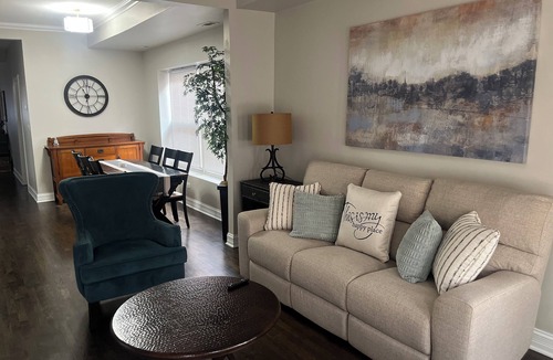 Woodlawn Apartment | Comfy 2-bedroom apartment with WiFi, in historic Chicago neighborhood