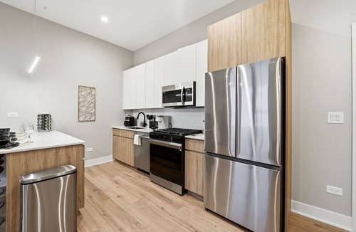 Edgewater Beach Apartment | Comfy Condo - Gym, Free Parking & Modern Amenities