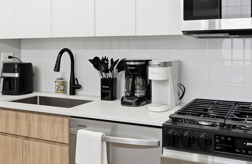 Edgewater Beach Apartment | Comfy Condo - Gym, Free Parking & Modern Amenities