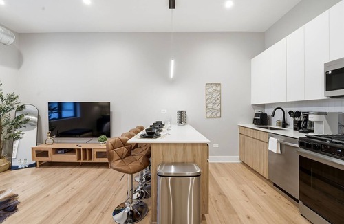 Edgewater Beach Apartment | Comfy Condo - Gym, Free Parking & Modern Amenities