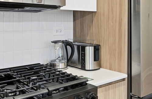 Edgewater Beach Apartment | Comfy Condo - Gym, Free Parking & Modern Amenities
