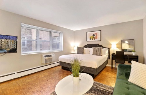 Lake View East Apartment | Comfy Studio Urban Apt