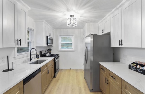 La Grange Park House | Compatible: 3BR-2BT Ranch with Finished Basement!