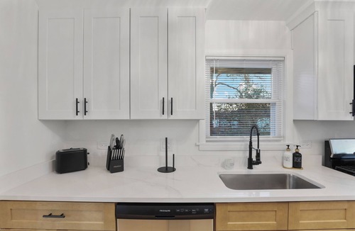 La Grange Park House | Compatible: 3BR-2BT Ranch with Finished Basement!