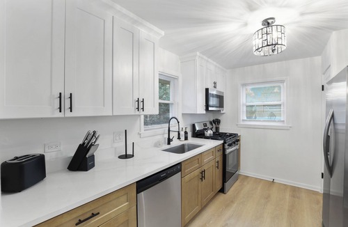 La Grange Park House | Compatible: 3BR-2BT Ranch with Finished Basement!