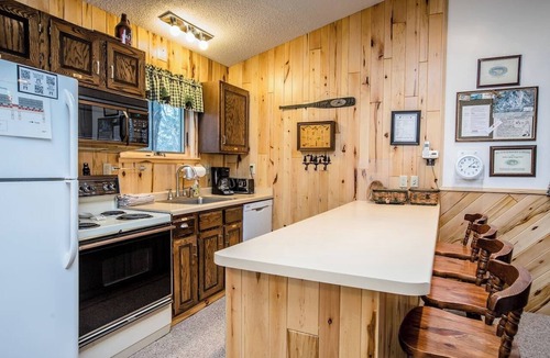 Bessemer Condo | Condo-Style Vacation Home Walking Distance To Ski Hill
