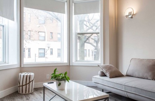 Lakeview Apartment | Contemporary 2BR Flat Right Next to Wrigley Field & Transit ❤️ Cubs!