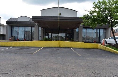 Melrose Park House | Convenient Choice for Leisure Travelers! Walk to Triton College, FREE Parking!