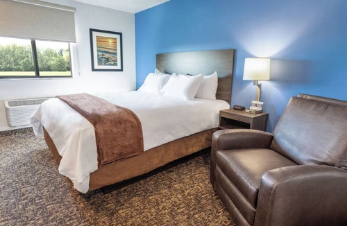 East Moline Hotel | Convenient Retreat by Mississippi River w/Full Kitchen Space