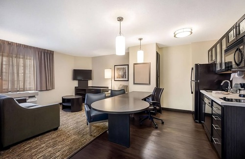 Warren Apartment | Convenient Stay in Michigan! 2 Comfortable Units, Kitchen, Parking!