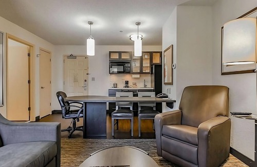 Warren Apartment | Convenient Stay in Michigan! 2 Comfortable Units, Kitchen, Parking!