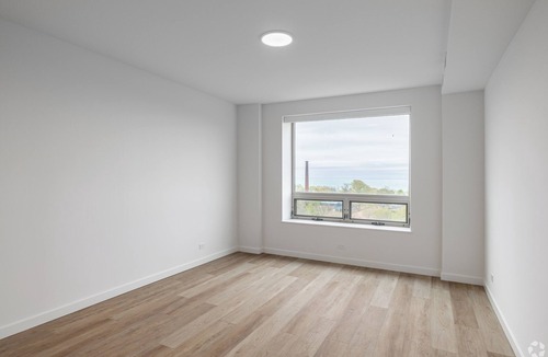Lincoln Park Apartment | Corporate apartment with 2 bedrooms and fantastic view of lake and skyline