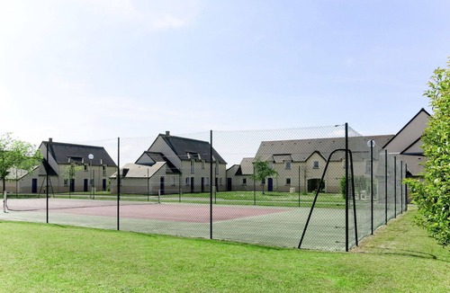 Azay-le-Rideau House | Cosy apartment in villa for 4 people with WIFI, pool, TV, terrace and pets allowed