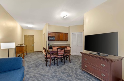 Clive Hotel | Country Inn & Suites by Radisson, Des Moines West, IA