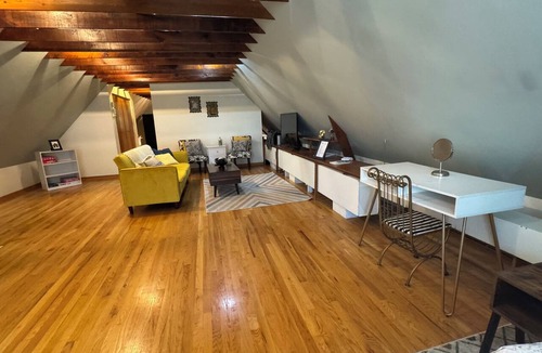 Wrigleyville Apartment | Cozy 1 bed, furnished apartment 2800/mo option park spot in garage 500/mo