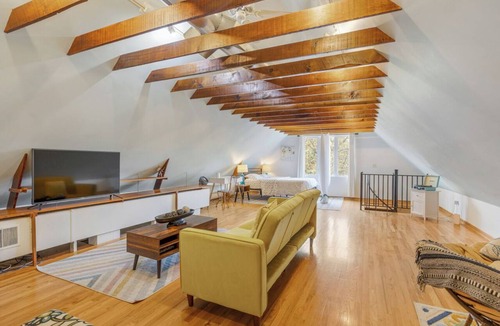 Wrigleyville Apartment | Cozy 1 bed, furnished apartment 2800/mo option park spot in garage 500/mo