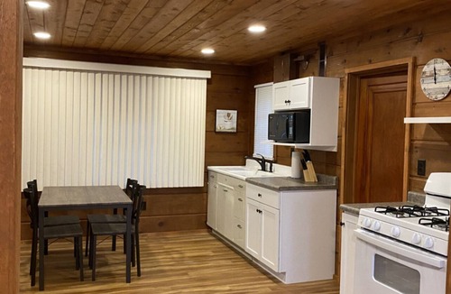 Rhinelander Resort | Cozy 1-bedroom cabin on Wisconsin River Chain - 200' from the Beach Bar & Grill