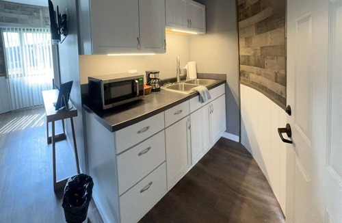 Orange Prairie Cabin | Cozy 1-bedroom lodge At Wildlife Prairie Park with AC
