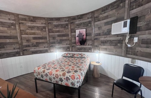 Orange Prairie Cabin | Cozy 1-bedroom lodge At Wildlife Prairie Park with AC