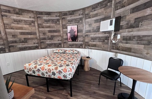 Orange Prairie Cabin | Cozy 1-bedroom lodge At Wildlife Prairie Park with AC