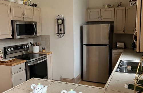 Birch Run Apartment | Cozy 2-bedroom apartment in tranquil Birch Run with AC