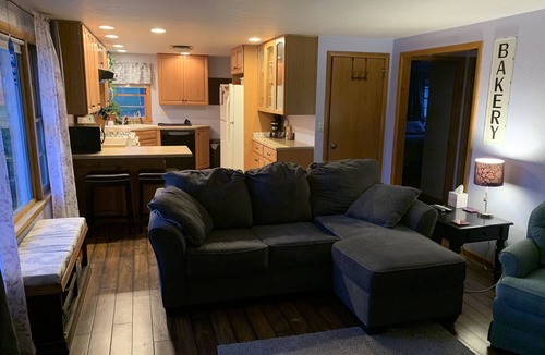 Nashua Cottage | Cozy 2 bedroom bungalow near Cedar Lake