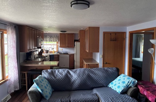Nashua Cottage | Cozy 2 bedroom bungalow near Cedar Lake