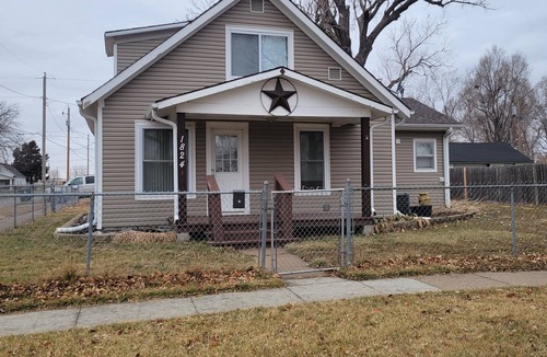 Council Bluffs House | Cozy 2-bedroom house in Council Bluffs that is close to Downtown Omaha