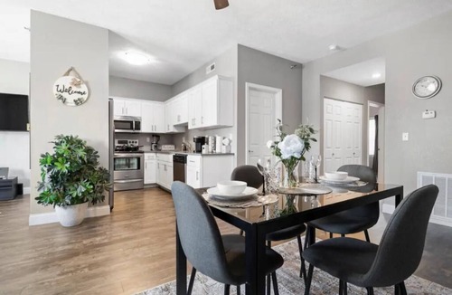 Downtown Springfield Apartment | Cozy 2 bedroom, with super fast Wi-Fi